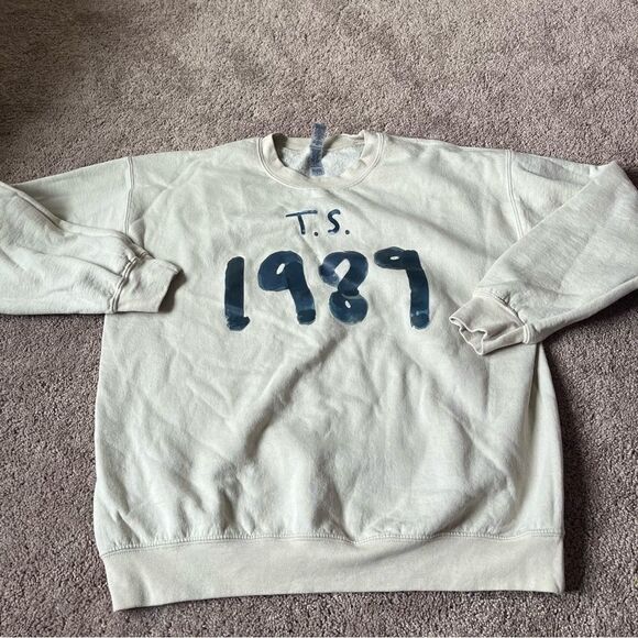 Gildan Tops - Taylor Swift 1989 Women's Large Crewneck Sweatshirt